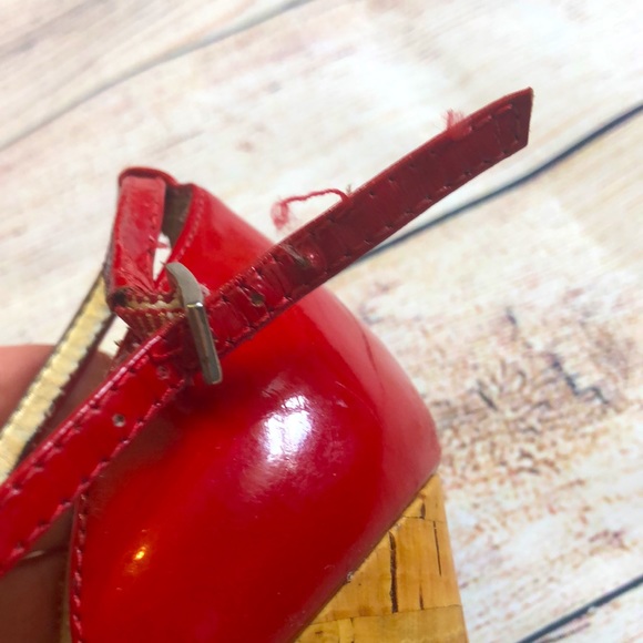 GUESS red patent leather and cork sandal. - Picture 5 of 10